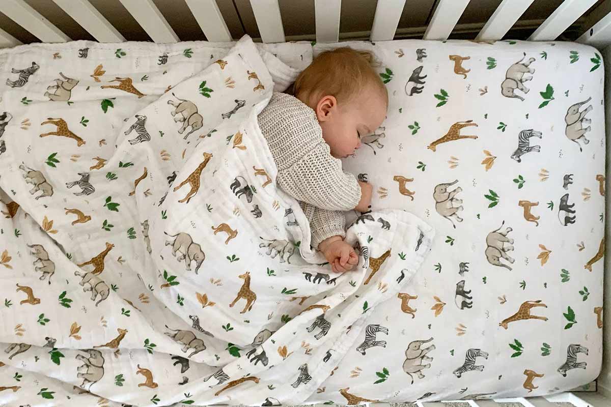 عوض کردن ملحفه تخت نوزاد هر چند وقت یکبار باید باشد؟