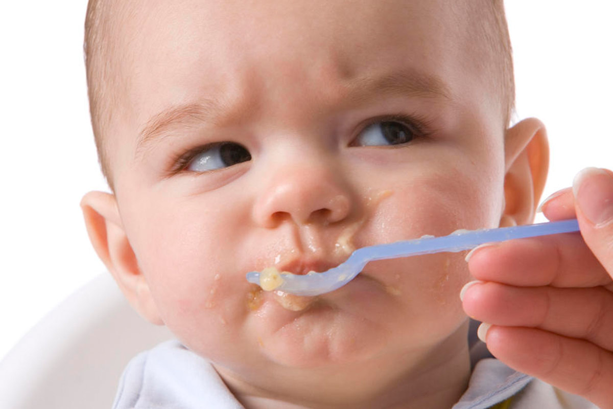 به چه علت نوزادان هنگام غذا خوردن ناله می‌کنند؟