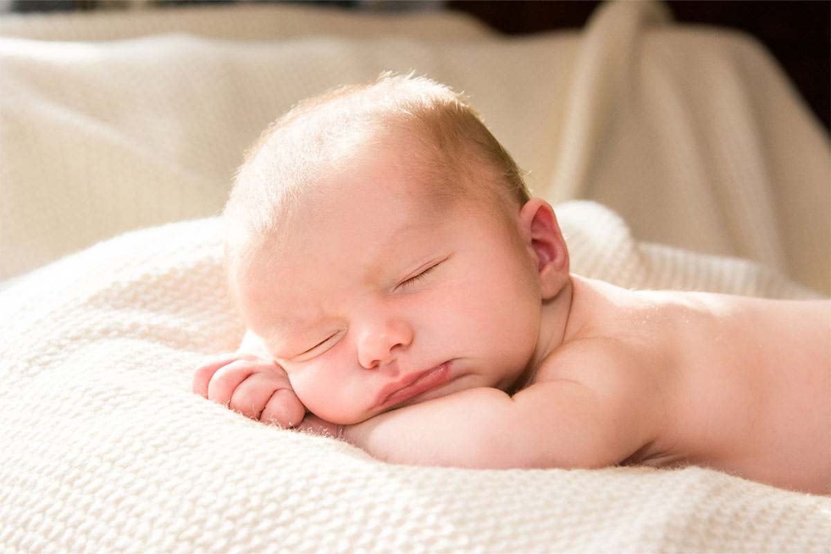 علت عرق کردن نوزادان در خواب چیست؟