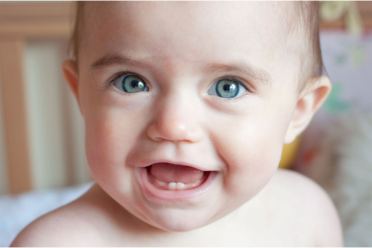 چه چیزی باعث می‌شود برخی نوزادان دیرتر دندان در بیاورند؟