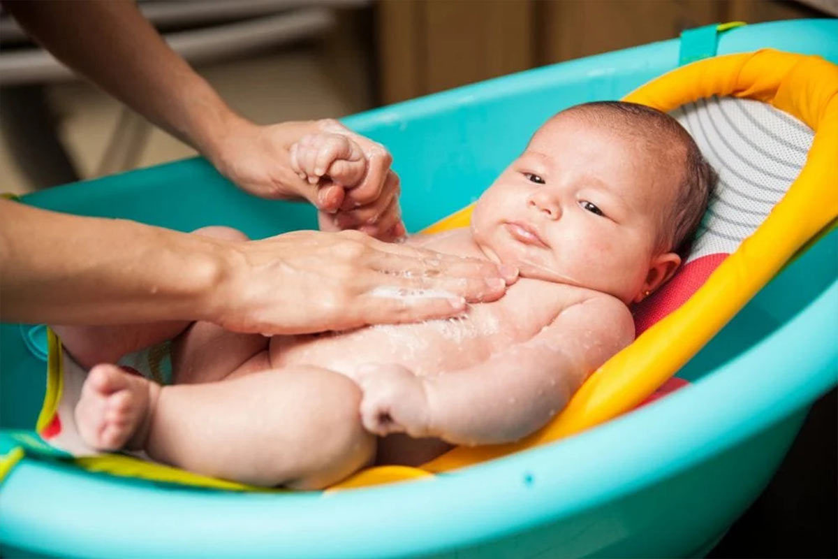 برطرف کردن خشکی پوست نوزاد پس از حمام