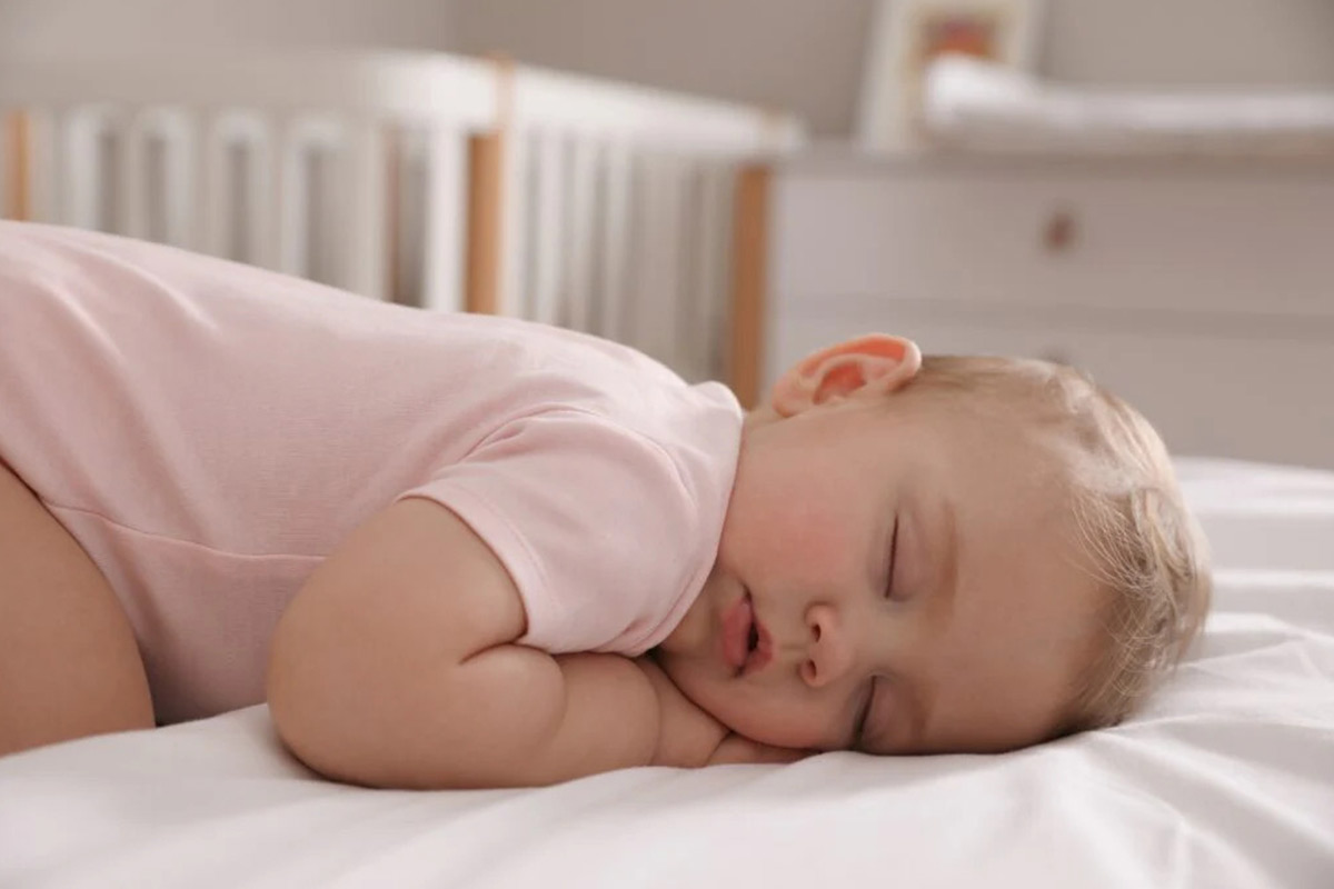 چه زمانی کودک من می‌تواند روی شکم خود بخوابد؟