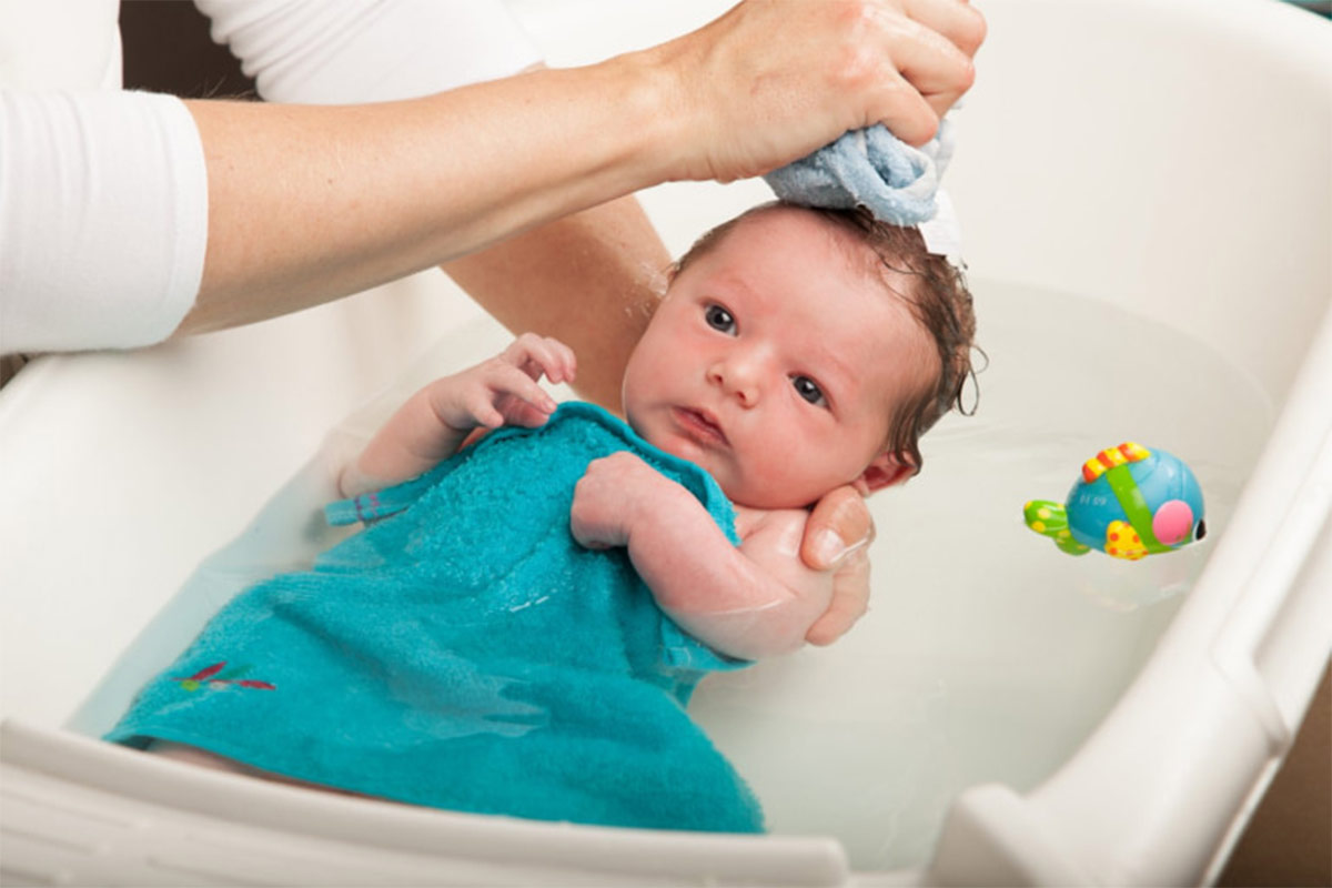 مهمترین نکات حمام کردن نوزاد بعد از تولد
