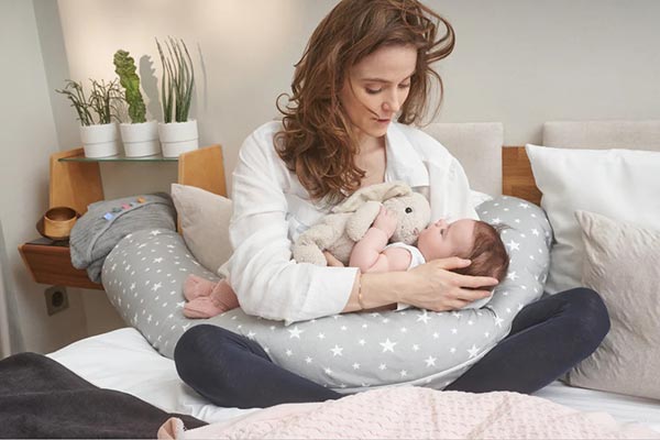 بهترین راه برای مراقبت از سر و گردن نوزاد حین شیردهی