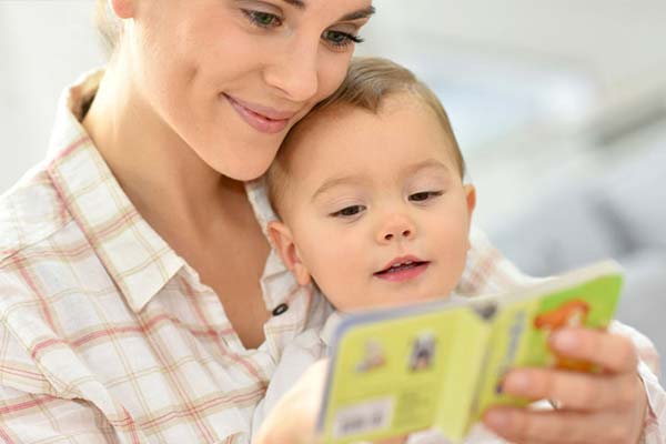 خواندن کتاب برای نوزاد باعث نزدیکی عاطفی او و والدین می‌شود