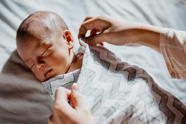 قنداق کردن نوزاد برای جلوگیری از سندرم مرگ ناگهانی