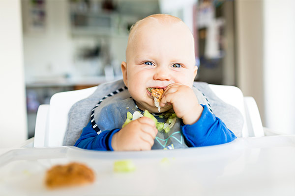 ناله کردن نوزاد در زمان غذا خوردن