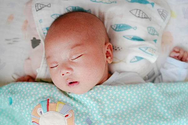چرا نوزاد تند تند نفس میکشد؟