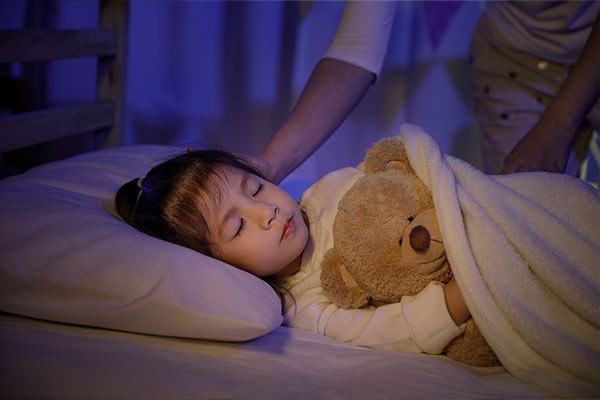 چطور به از بین رفتن ترس از شب کودک کمک کنیم