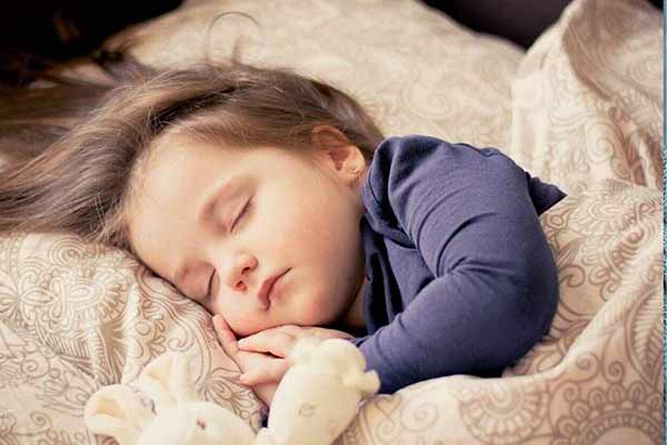 چه زمانی انقباضات و تکان خوردن نوزاد در خواب نگران کننده است