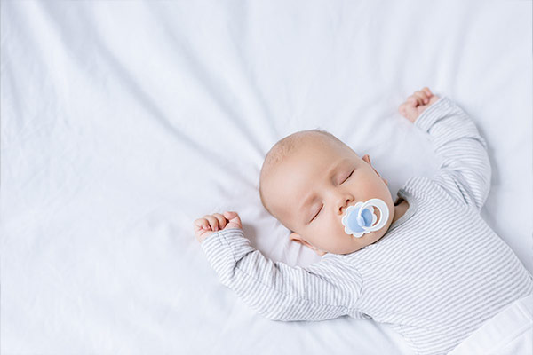 چه عواملی باعث بروز سندروم ناگهانی مرگ نوزاد می‌شوند؟