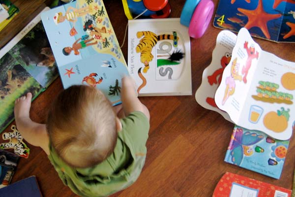 کتابخوانی برای نوزاد سبب افزایش قدرت ذهن او می شود