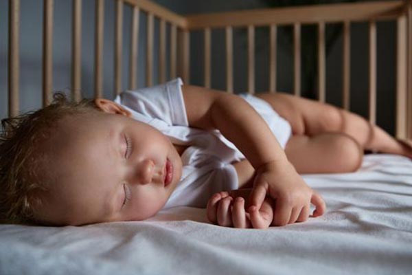کسانی که نباید در کنار نوزاد تازه متولد شده بخوابند